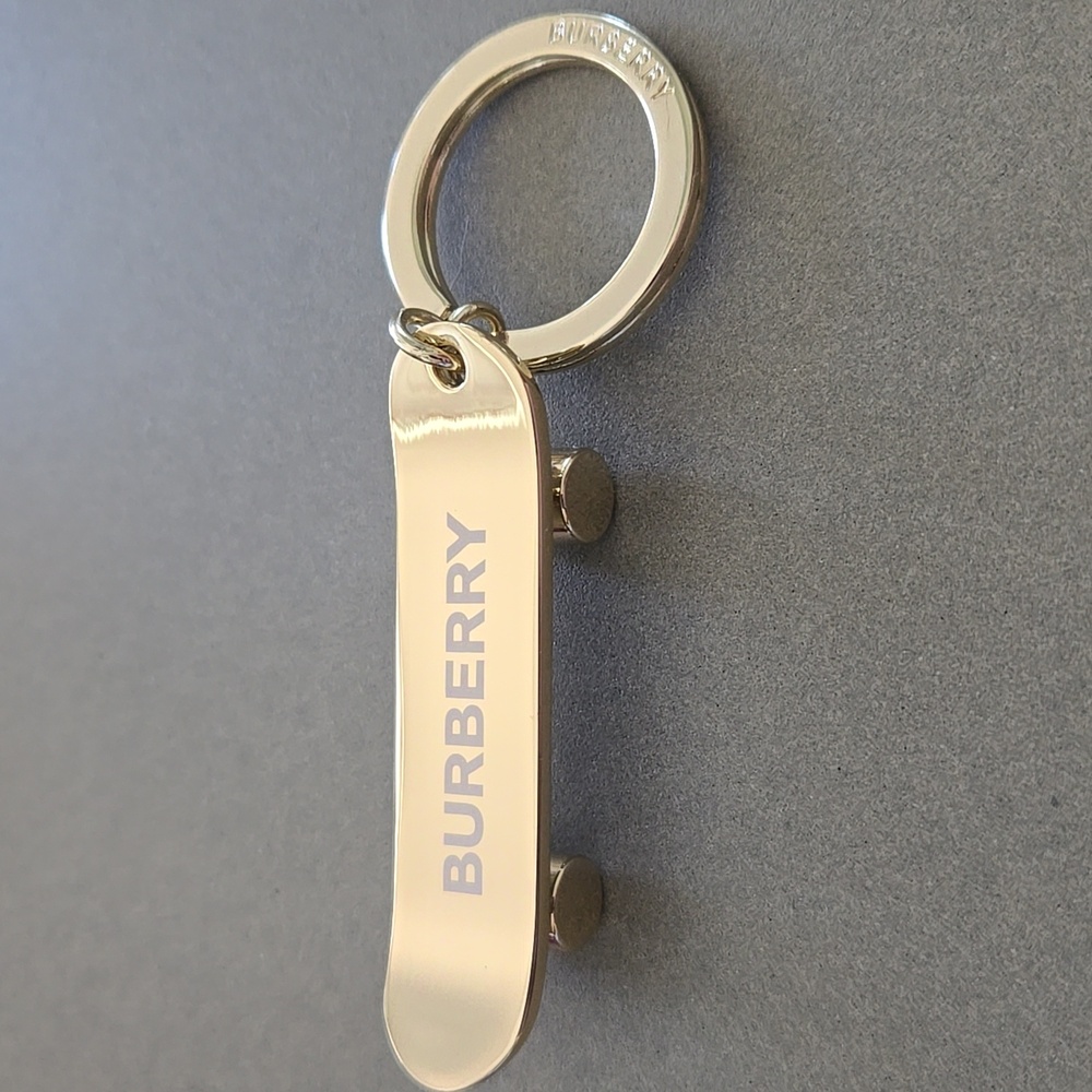 New Burberry Skateboard Keyring Gold W/ BURBERRY Her Logo Keychain Keyring - Picture 4 of 12